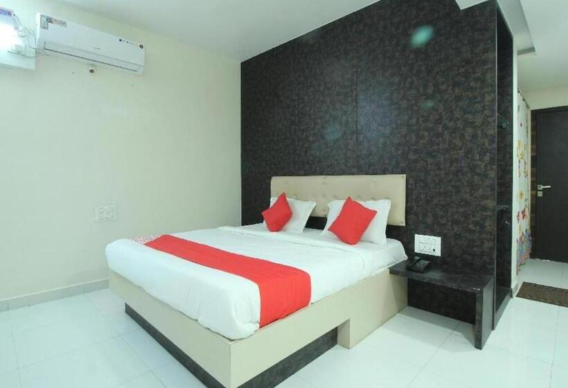 בית מלון כפרי Staymaker Regal Residency