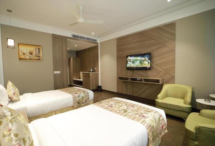 Hotell The Grand Village