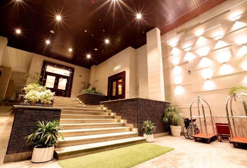 Hotell The Grand Village