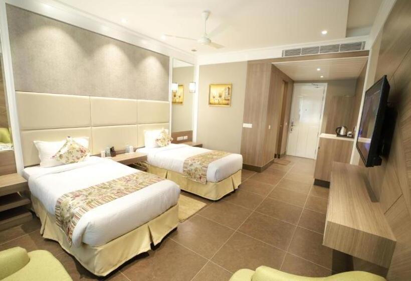 Hotell The Grand Village