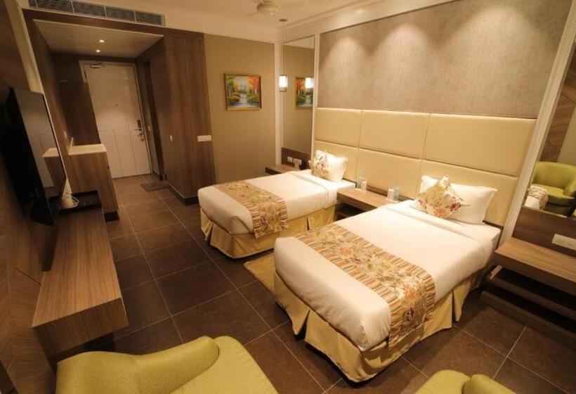 Hotell The Grand Village