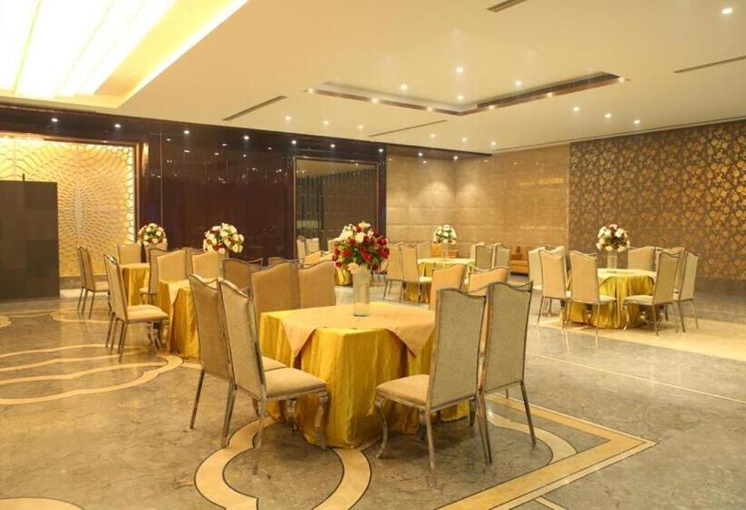 Hotell The Grand Village