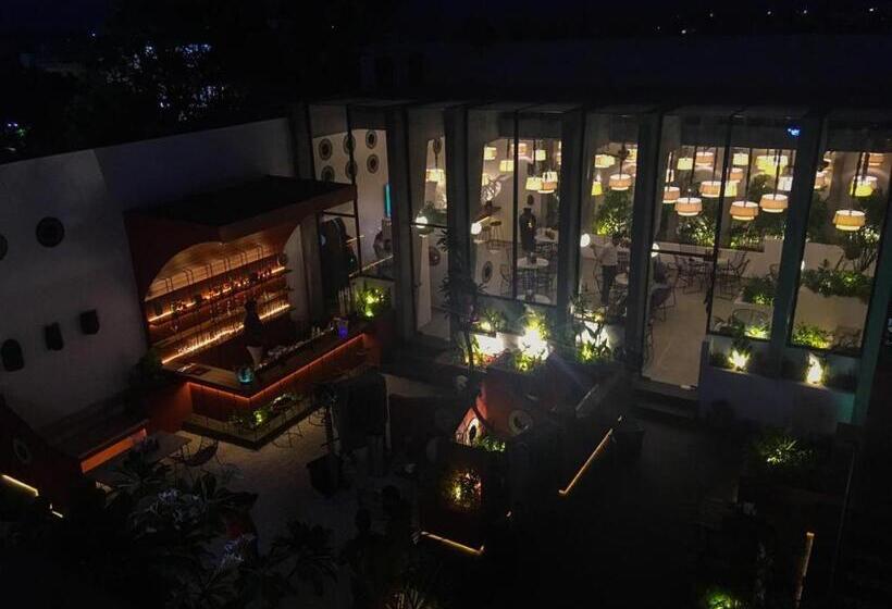 Hotell The Grand Village