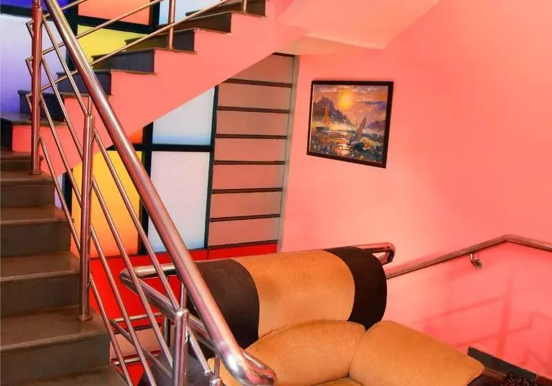 هتل Housefinch Residency