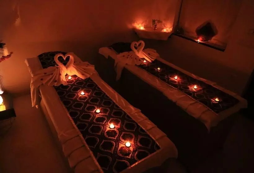 Hotelli The Center Court Resort & Spa