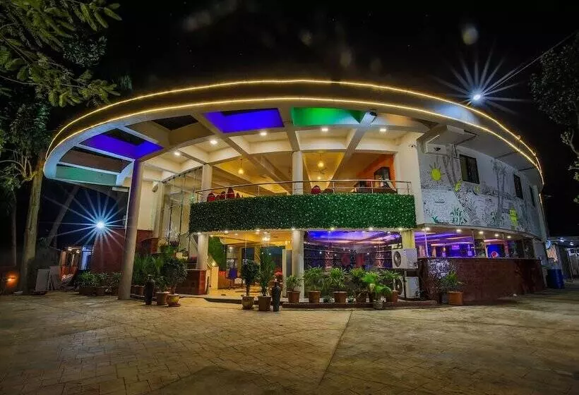 Hotelli The Center Court Resort & Spa