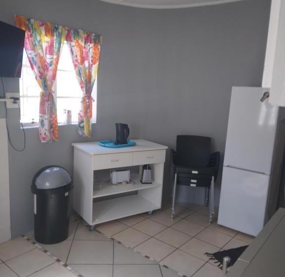 Pension Flipflops And Treetops