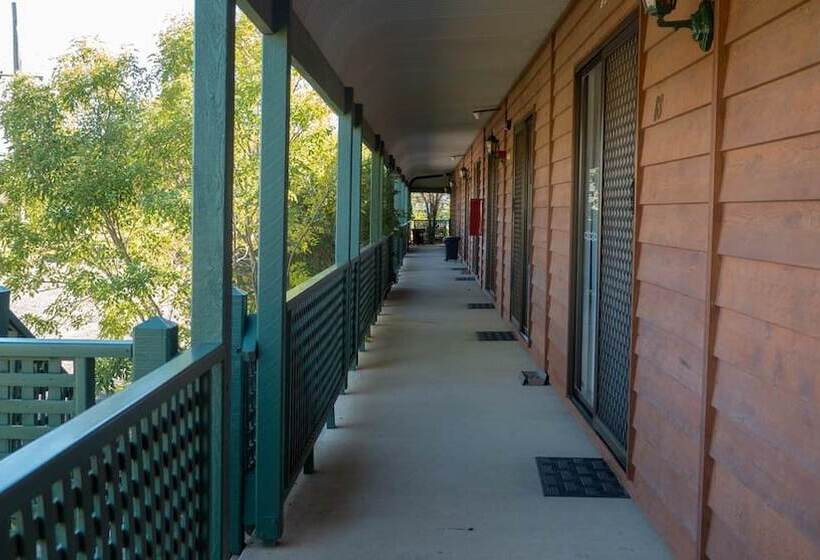 מוטל Deniliquin Country Club Motor Inn