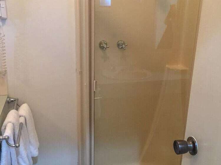 מוטל Deniliquin Country Club Motor Inn