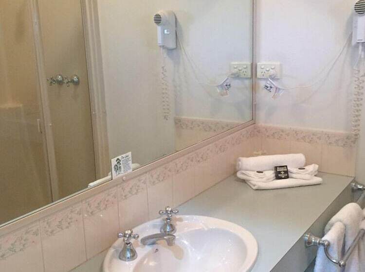 מוטל Deniliquin Country Club Motor Inn