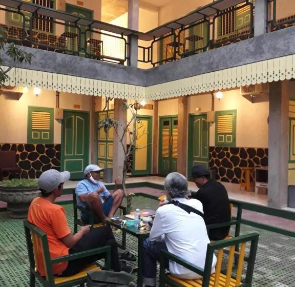 פנסיון Joglo Aruna Syariah