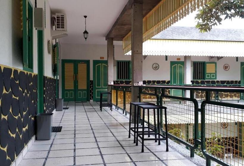 פנסיון Joglo Aruna Syariah