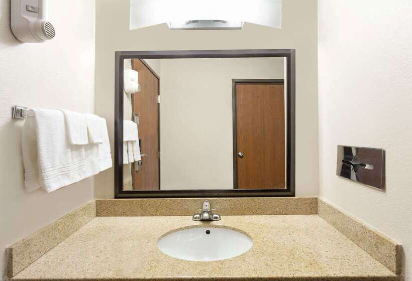 فندق Baymont By Wyndham Beloit