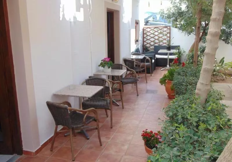 Hotelli Avra