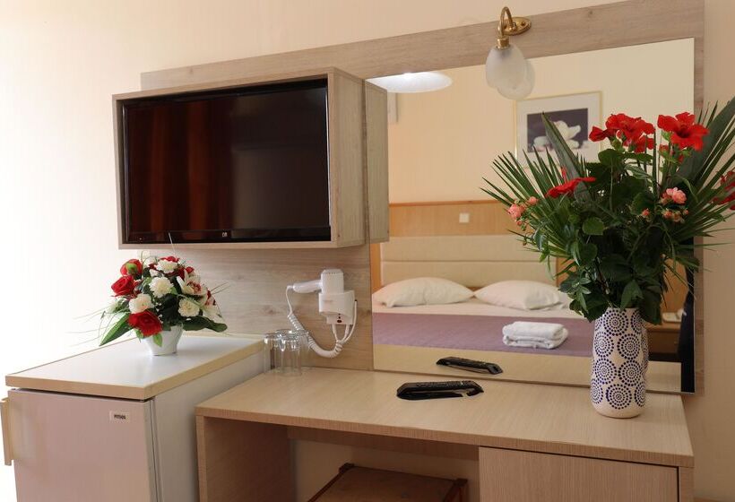 فندق Eri Beach & Village