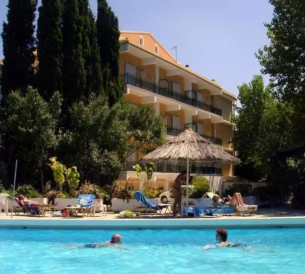 בית מלון כפרי Ipsos Beach