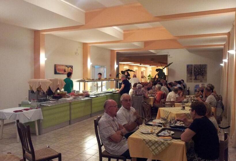 בית מלון כפרי Ipsos Beach