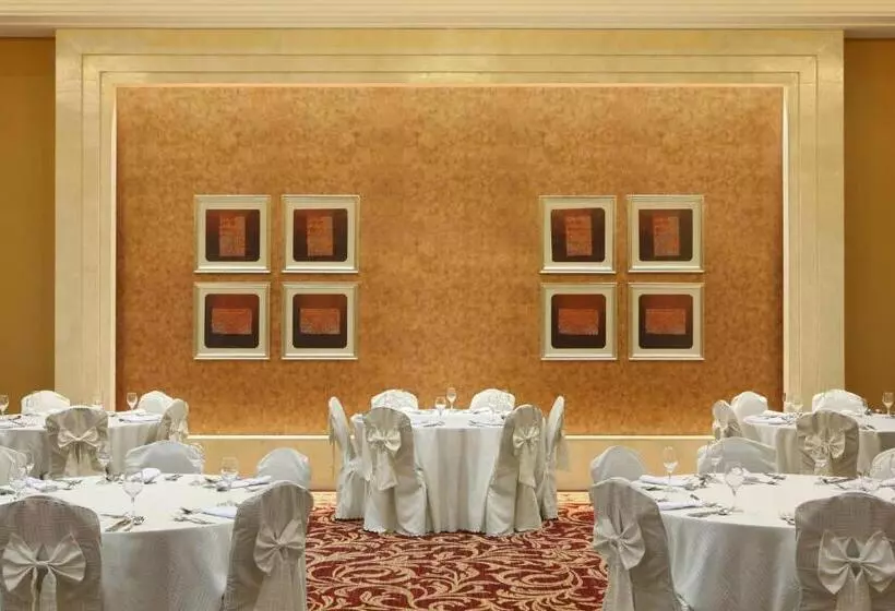 Отель Le Méridien Towers Makkah