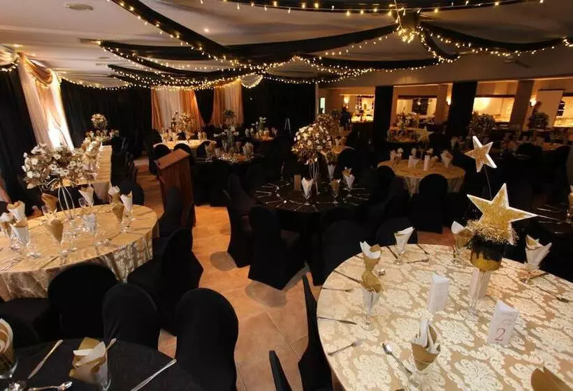 Отель Wilderness Beach