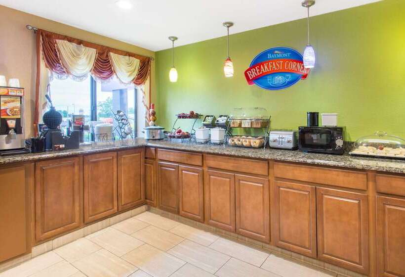 Отель Baymont By Wyndham Waukesha