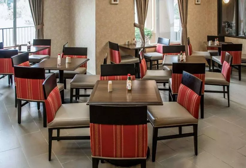 Отель Comfort Suites Portland Southwest