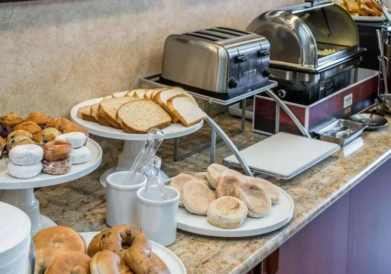 Отель Comfort Suites Portland Southwest