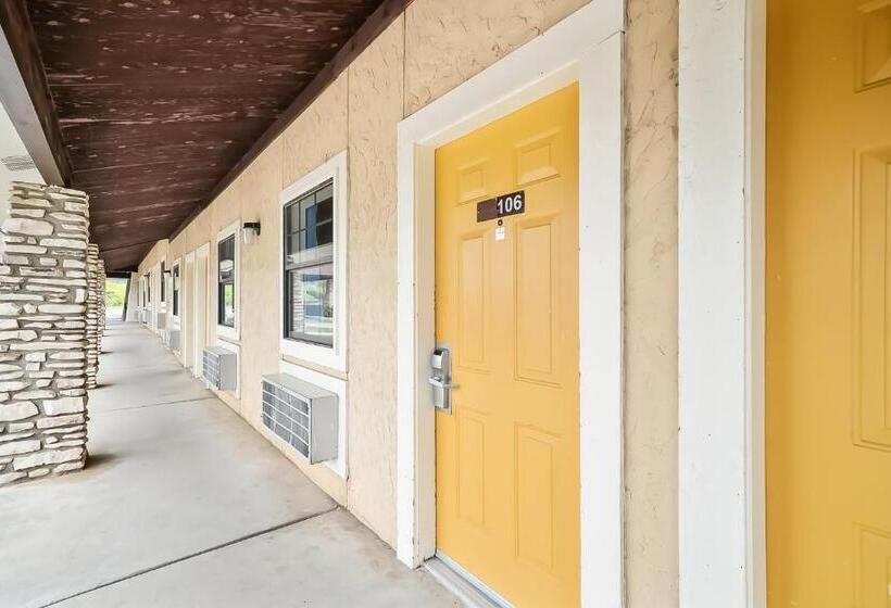 OYO Hotel Junction TX I-10