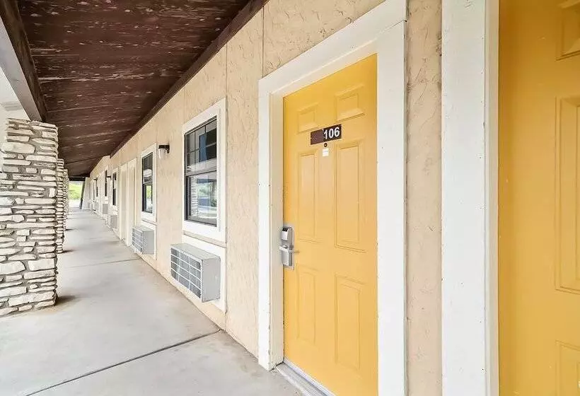 OYO Hotel Junction TX I-10