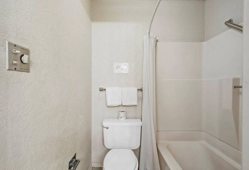 OYO Hotel Junction TX I-10