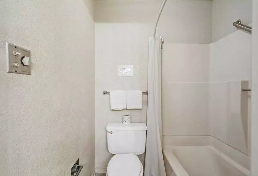 OYO Hotel Junction TX I-10