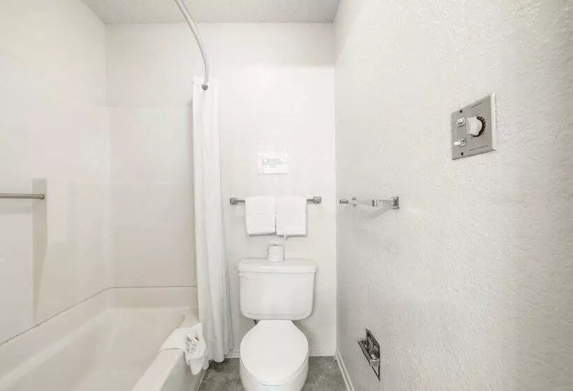 OYO Hotel Junction TX I-10