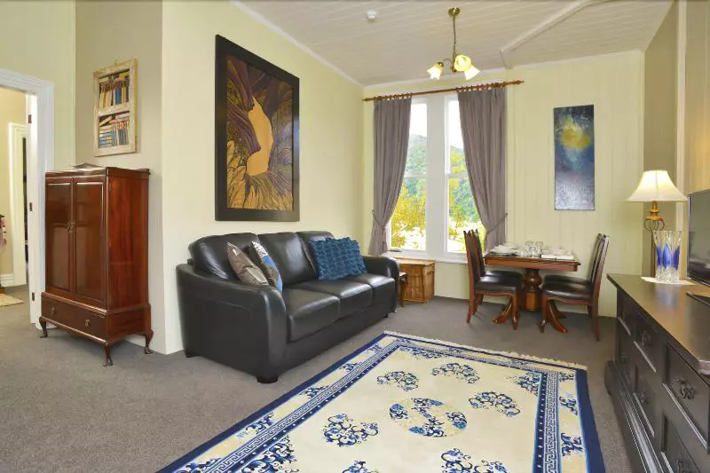 Отель Sennen House Boutique Accommodation