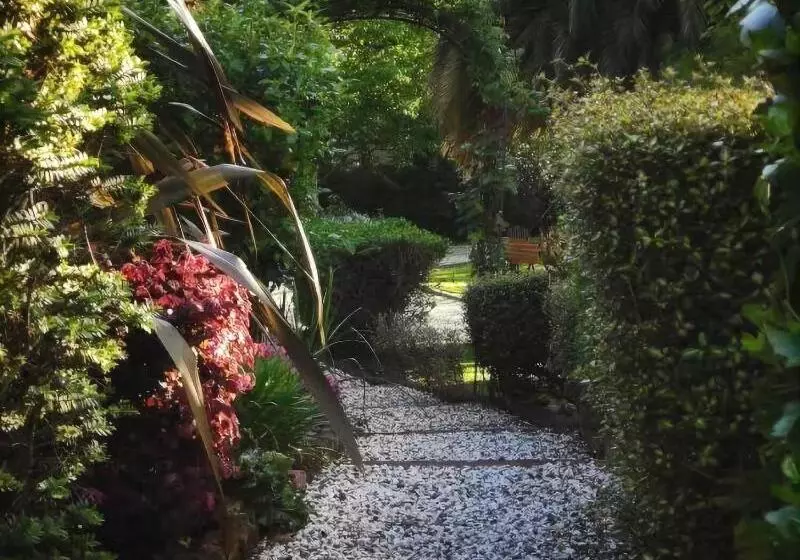 Отель Sennen House Boutique Accommodation