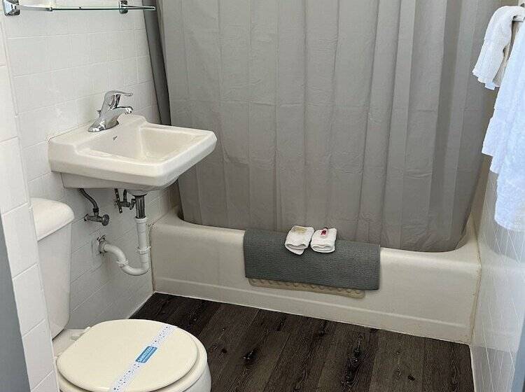 فندق على الطريق Midtown Inn & Suites