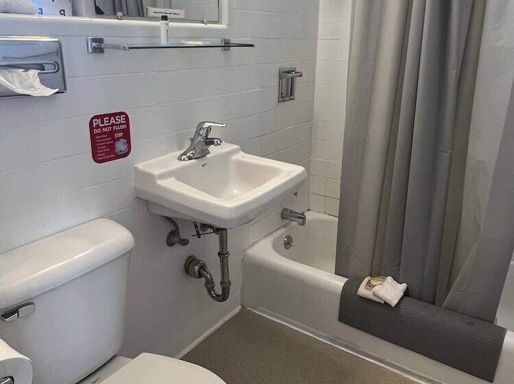 فندق على الطريق Midtown Inn & Suites