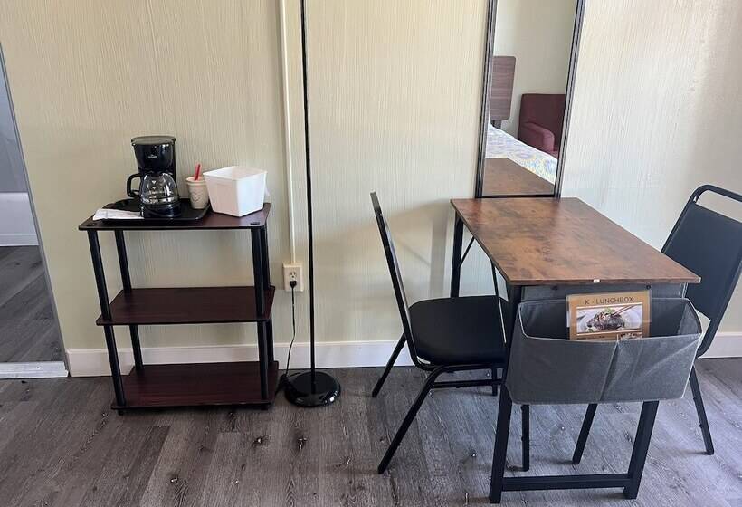 فندق على الطريق Midtown Inn & Suites