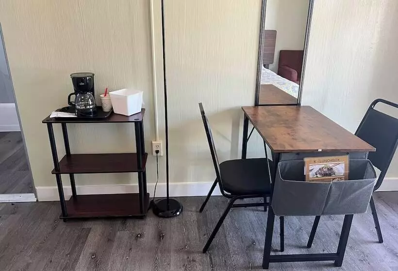 Мотель Midtown Inn & Suites