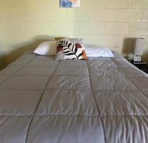 Мотель Midtown Inn & Suites