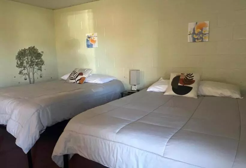 Мотель Midtown Inn & Suites