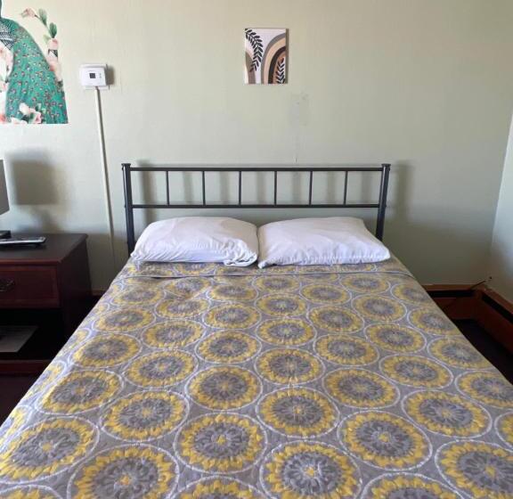 فندق على الطريق Midtown Inn & Suites