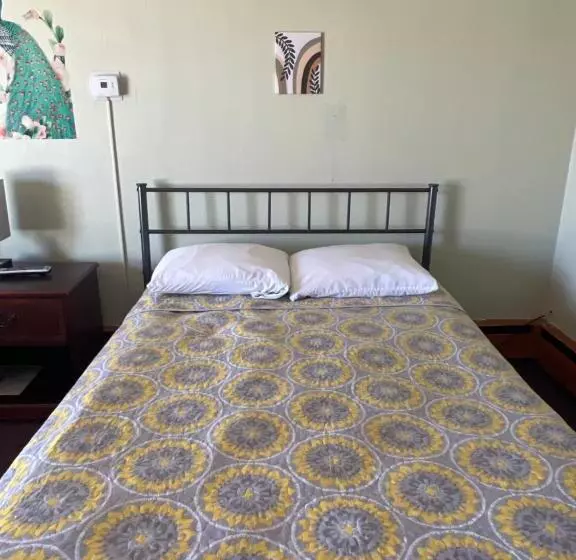 Мотель Midtown Inn & Suites