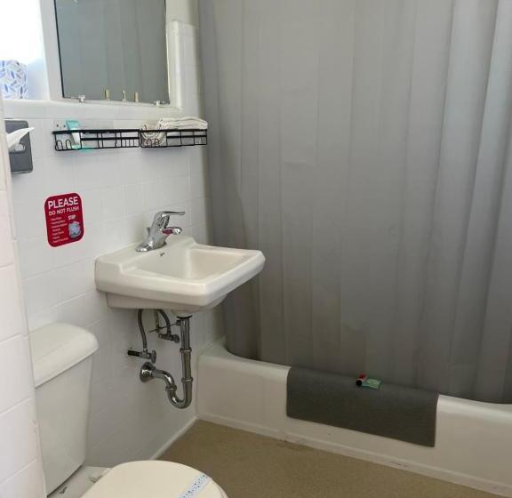 فندق على الطريق Midtown Inn & Suites