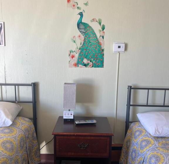 فندق على الطريق Midtown Inn & Suites