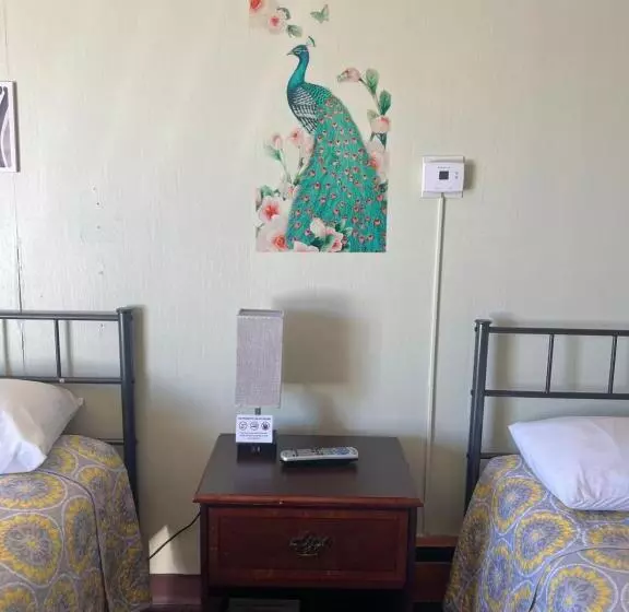 Мотель Midtown Inn & Suites