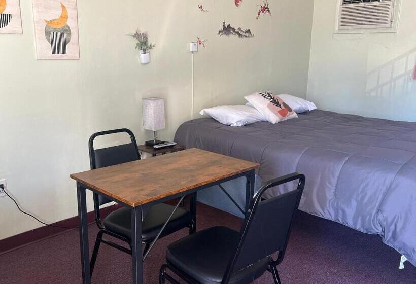 فندق على الطريق Midtown Inn & Suites