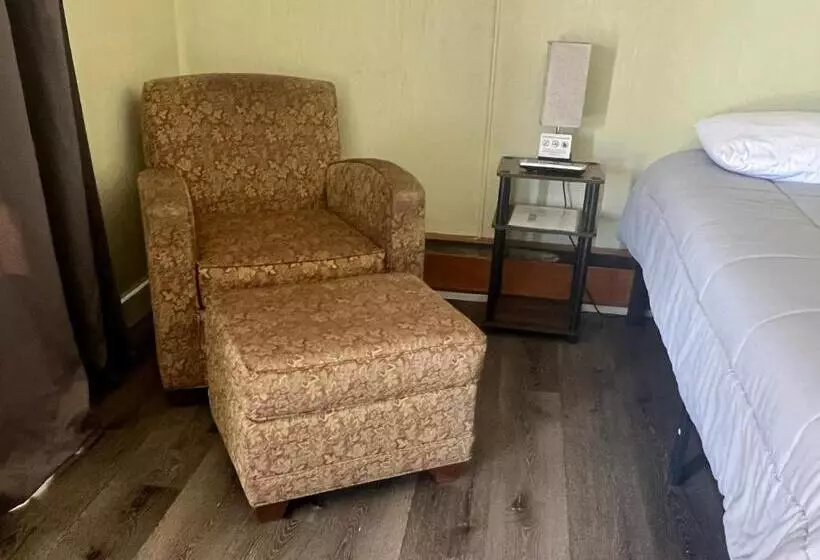 Мотель Midtown Inn & Suites