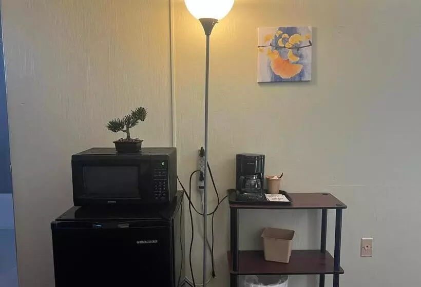 Мотель Midtown Inn & Suites