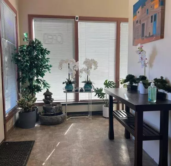 Мотель Midtown Inn & Suites