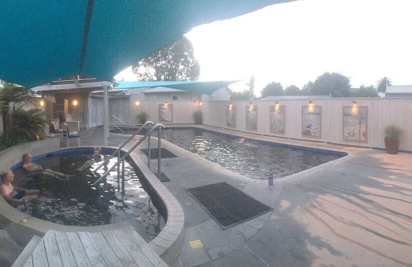 בית מלון כפרי Athenree Hot Springs & Holiday Park