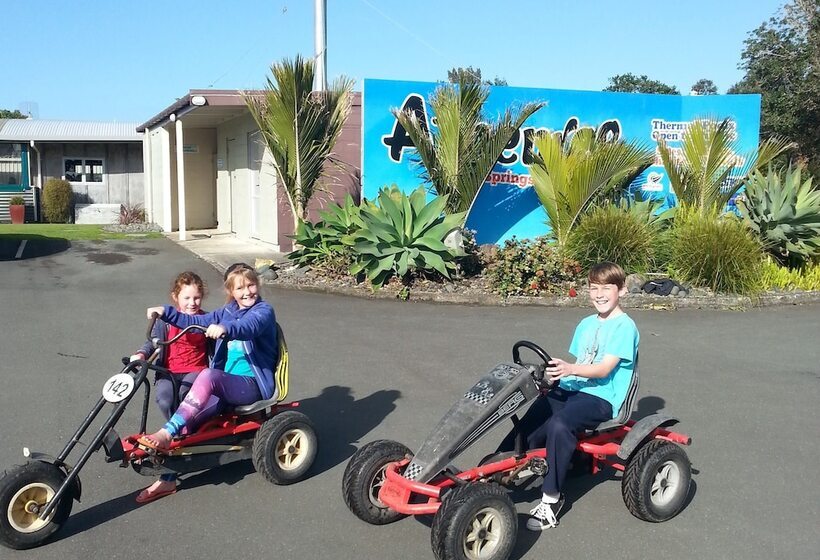 בית מלון כפרי Athenree Hot Springs & Holiday Park